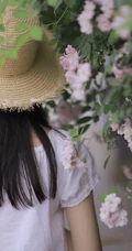 蔷薇花前戴草帽的白衣长裙妙龄好看少女甜美侧颜写真图片