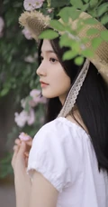 蔷薇花前戴草帽的白衣长裙妙龄好看少女甜美侧颜写真图片