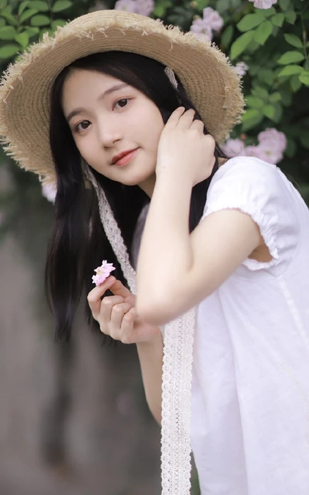 蔷薇花前戴草帽的白衣长裙妙龄好看少女甜美侧颜写真图片