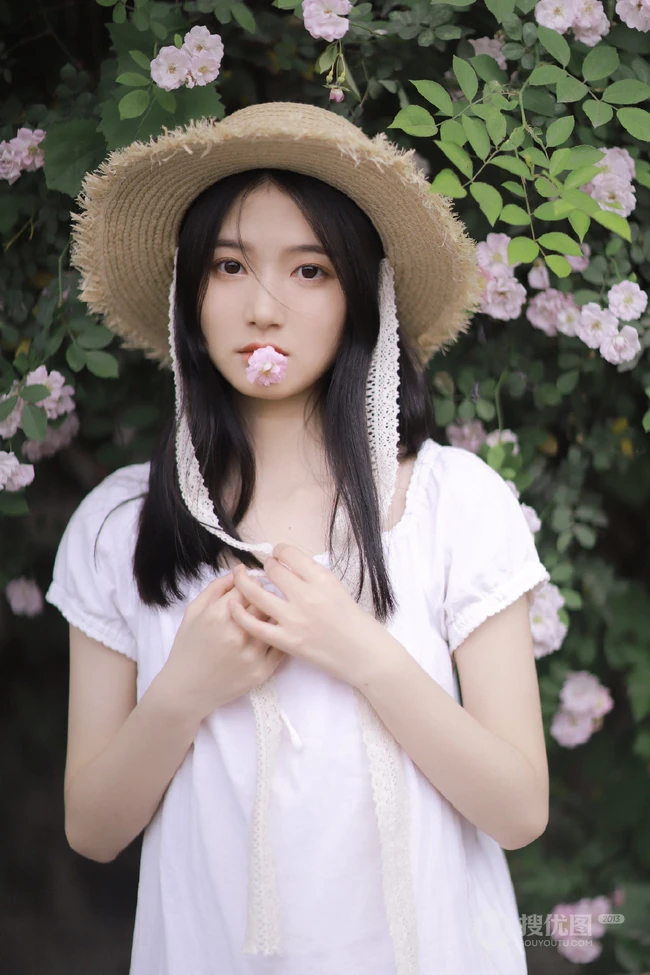 蔷薇花前戴草帽的白衣长裙妙龄好看少女甜美侧颜写真图片