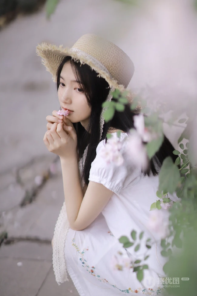 蔷薇花前戴草帽的白衣长裙妙龄好看少女甜美侧颜写真图片