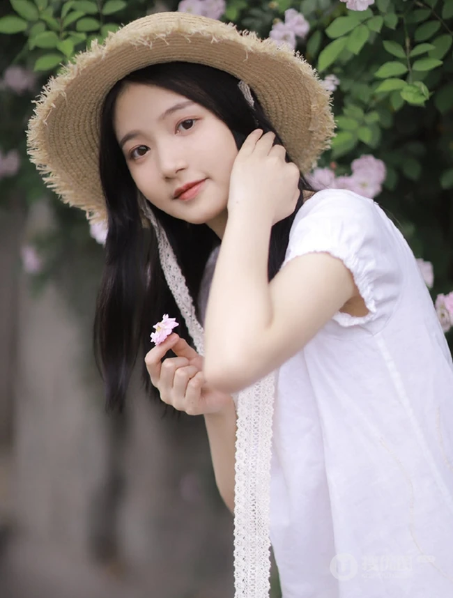 蔷薇花前戴草帽的白衣长裙妙龄好看少女甜美侧颜写真图片