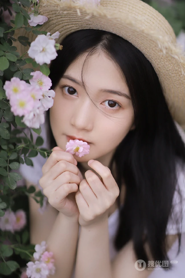 蔷薇花前戴草帽的白衣长裙妙龄好看少女甜美侧颜写真图片