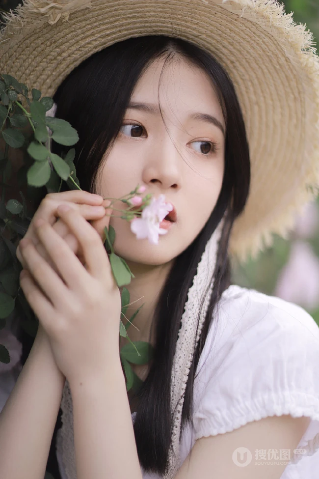 蔷薇花前戴草帽的白衣长裙妙龄好看少女甜美侧颜写真图片