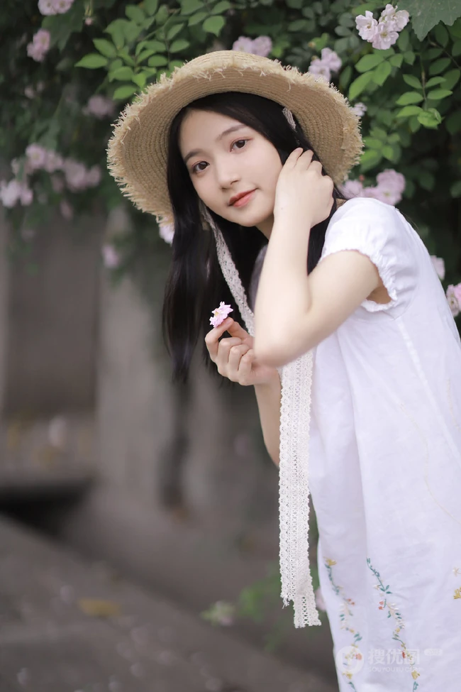 蔷薇花前戴草帽的白衣长裙妙龄好看少女甜美侧颜写真图片