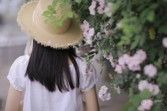蔷薇花前戴草帽的白衣长裙妙龄好看少女甜美侧颜写真图片