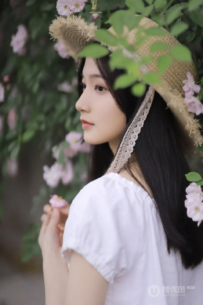 蔷薇花前戴草帽的白衣长裙妙龄好看少女甜美侧颜写真图片