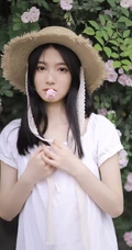 蔷薇花前戴草帽的白衣长裙妙龄好看少女甜美侧颜写真图片