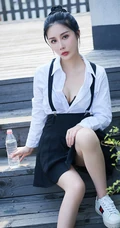 气质妩媚丸子头女生轻熟白衣黑裙街拍气质写真图片