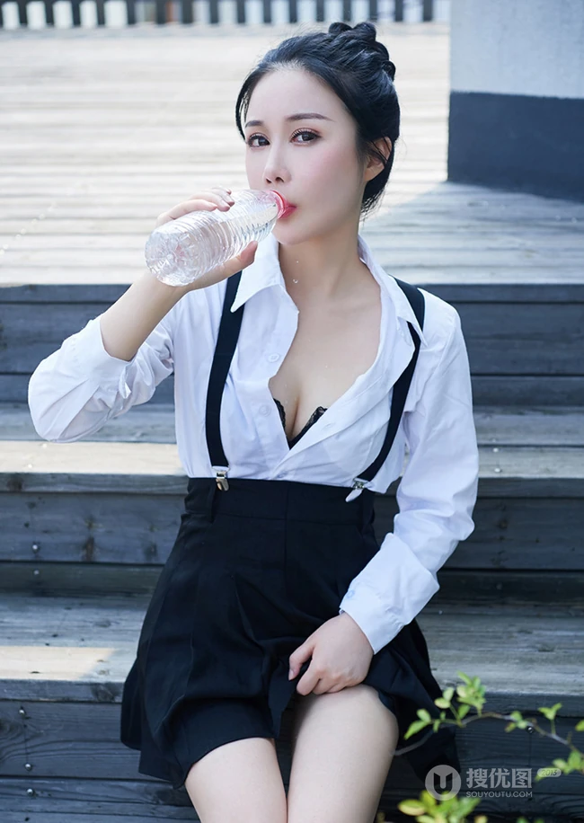 气质妩媚丸子头女生轻熟白衣黑裙街拍气质写真图片