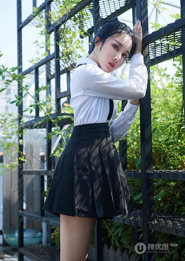 气质妩媚丸子头女生轻熟白衣黑裙街拍气质写真图片