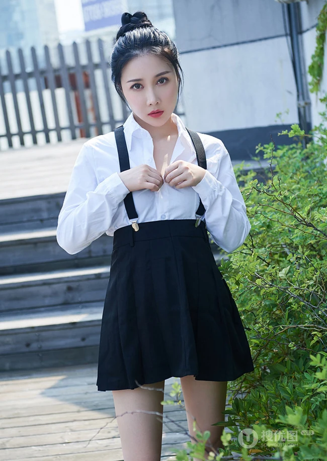 气质妩媚丸子头女生轻熟白衣黑裙街拍气质写真图片