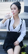 气质妩媚丸子头女生轻熟白衣黑裙街拍气质写真图片