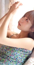 齐肩短发白皙浅粉51女生妹子肩带小碎花短裤居家室内写真图片