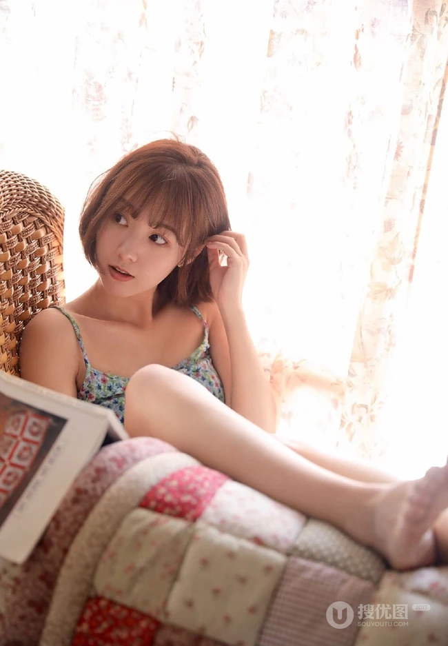 齐肩短发白皙浅粉51女生妹子肩带小碎花短裤居家室内写真图片
