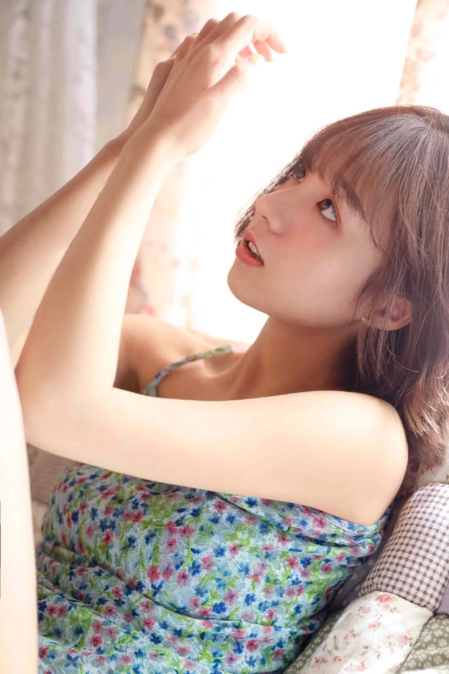 齐肩短发白皙浅粉51女生妹子肩带小碎花短裤居家室内写真图片
