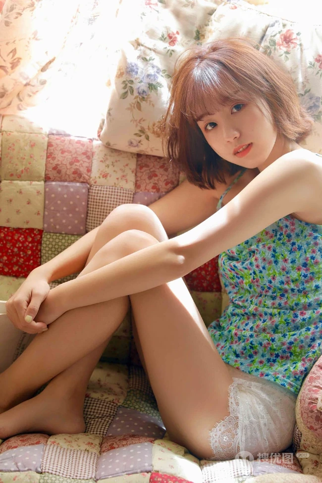 齐肩短发白皙浅粉51女生妹子肩带小碎花短裤居家室内写真图片