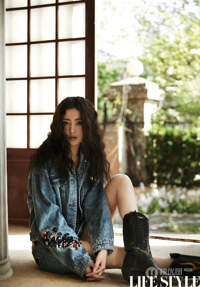 张天爱波浪卷发型气质复古杂志美图，多种服饰秀大长白皙线条感