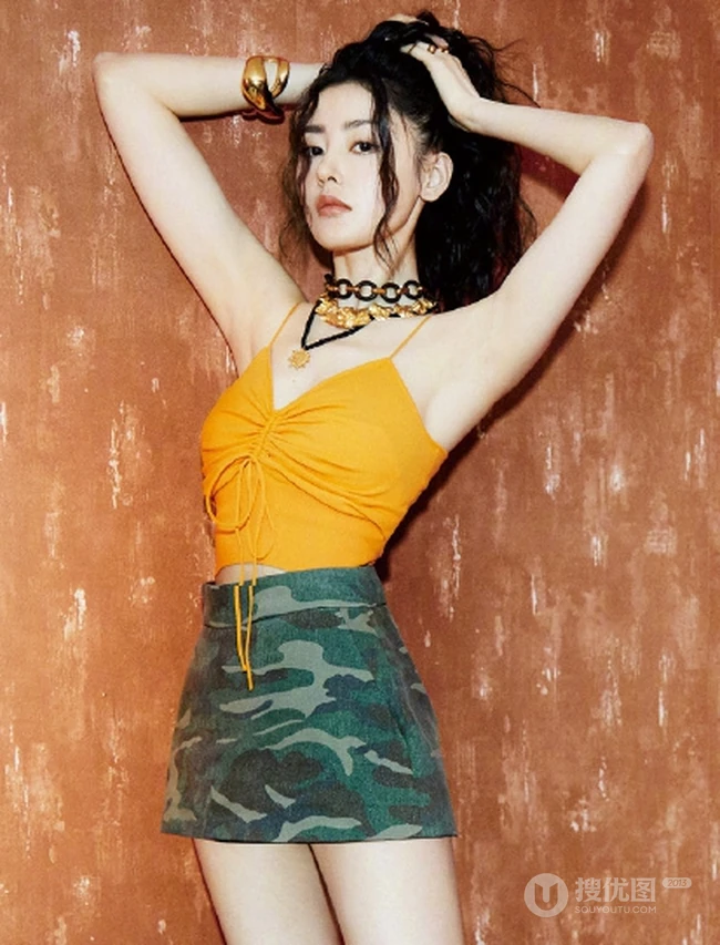 张天爱波浪卷发型气质复古杂志美图，多种服饰秀大长白皙线条感