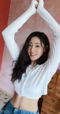 张天爱气质短款装白衣可爱写真图片，大秀腹部肌肉完美纤细线条
