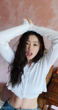 张天爱气质短款装白衣可爱写真图片，大秀腹部肌肉完美纤细线条