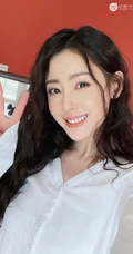 张天爱气质短款装白衣可爱写真图片，大秀腹部肌肉完美纤细线条