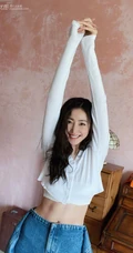 张天爱气质短款装白衣可爱写真图片，大秀腹部肌肉完美纤细线条