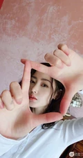 张天爱气质短款装白衣可爱写真图片，大秀腹部肌肉完美纤细线条