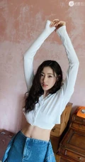 张天爱气质短款装白衣可爱写真图片，大秀腹部肌肉完美纤细线条