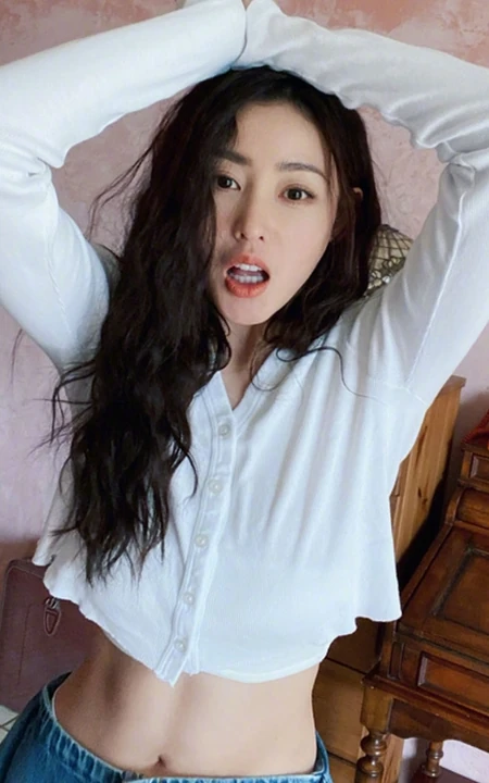 张天爱气质短款装白衣可爱写真图片，大秀腹部肌肉完美纤细线条