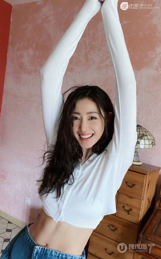 张天爱气质短款装白衣可爱写真图片，大秀腹部肌肉完美纤细线条