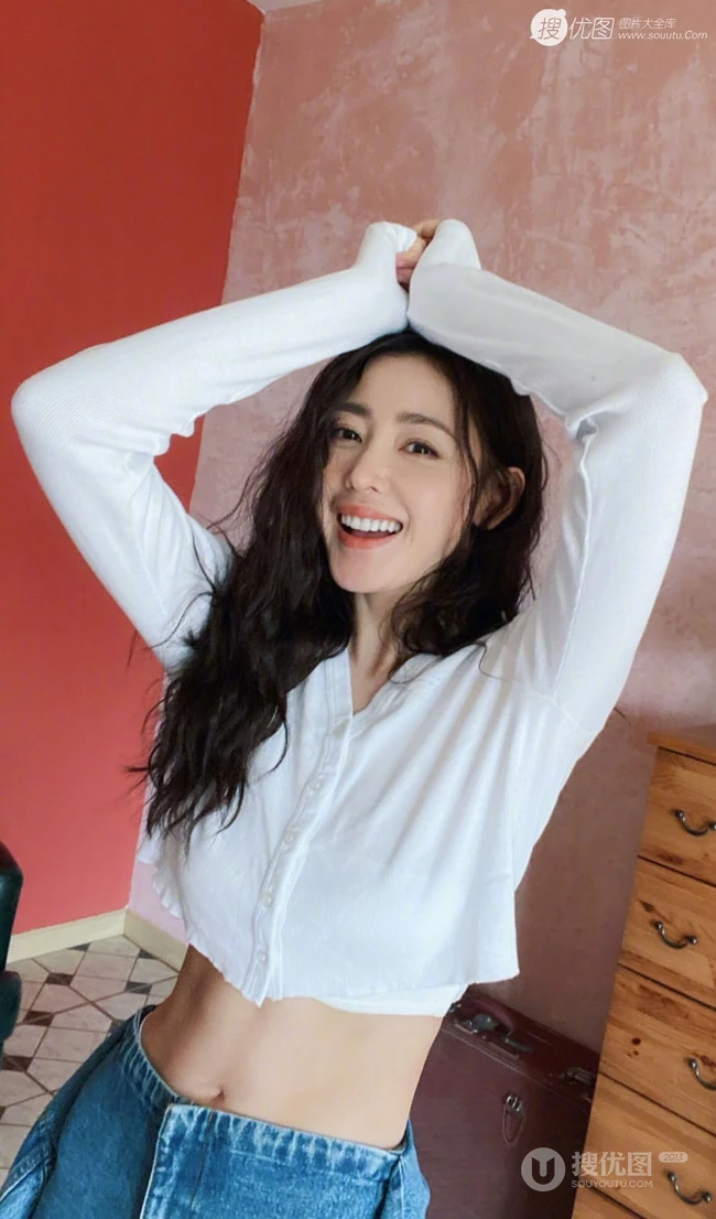 张天爱气质短款装白衣可爱写真图片，大秀腹部肌肉完美纤细线条