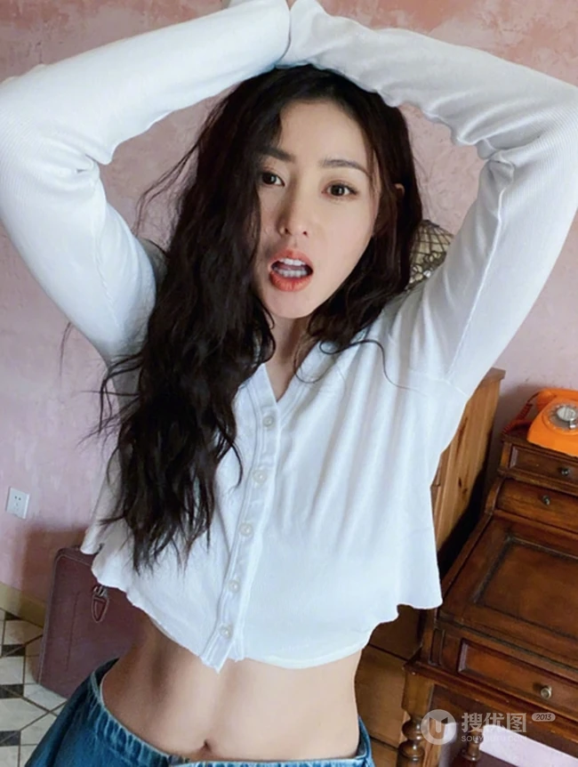 张天爱气质短款装白衣可爱写真图片，大秀腹部肌肉完美纤细线条