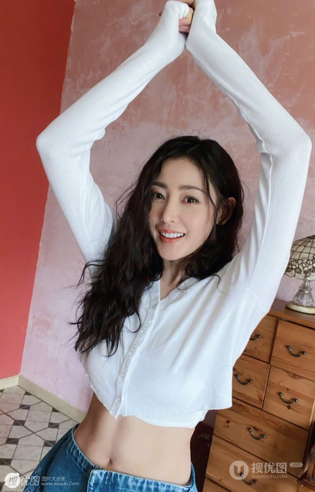 张天爱气质短款装白衣可爱写真图片，大秀腹部肌肉完美纤细线条