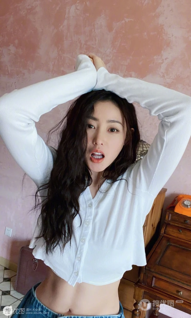张天爱气质短款装白衣可爱写真图片，大秀腹部肌肉完美纤细线条