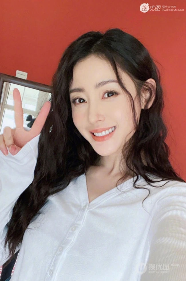 张天爱气质短款装白衣可爱写真图片，大秀腹部肌肉完美纤细线条