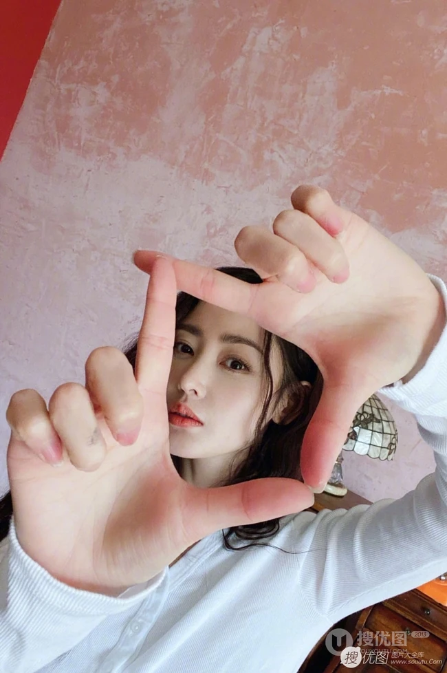 张天爱气质短款装白衣可爱写真图片，大秀腹部肌肉完美纤细线条
