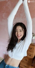 张天爱气质短款装白衣可爱写真图片，大秀腹部肌肉完美纤细线条