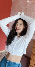 张天爱气质短款装白衣可爱写真图片，大秀腹部肌肉完美纤细线条