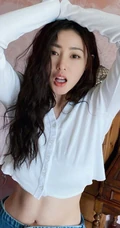 张天爱气质短款装白衣可爱写真图片，大秀腹部肌肉完美纤细线条