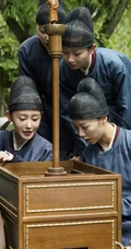 可盐可甜的张氏，宝藏女孩张天爱《清平乐》古装造型逗鸟剧照图片