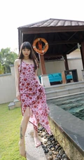 童颜女生大长腿浅粉白皙小姐姐小碎裙泳池边撩裙角吸睛高清图片