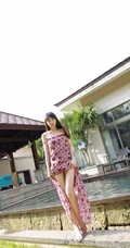 童颜女生大长腿浅粉白皙小姐姐小碎裙泳池边撩裙角吸睛高清图片