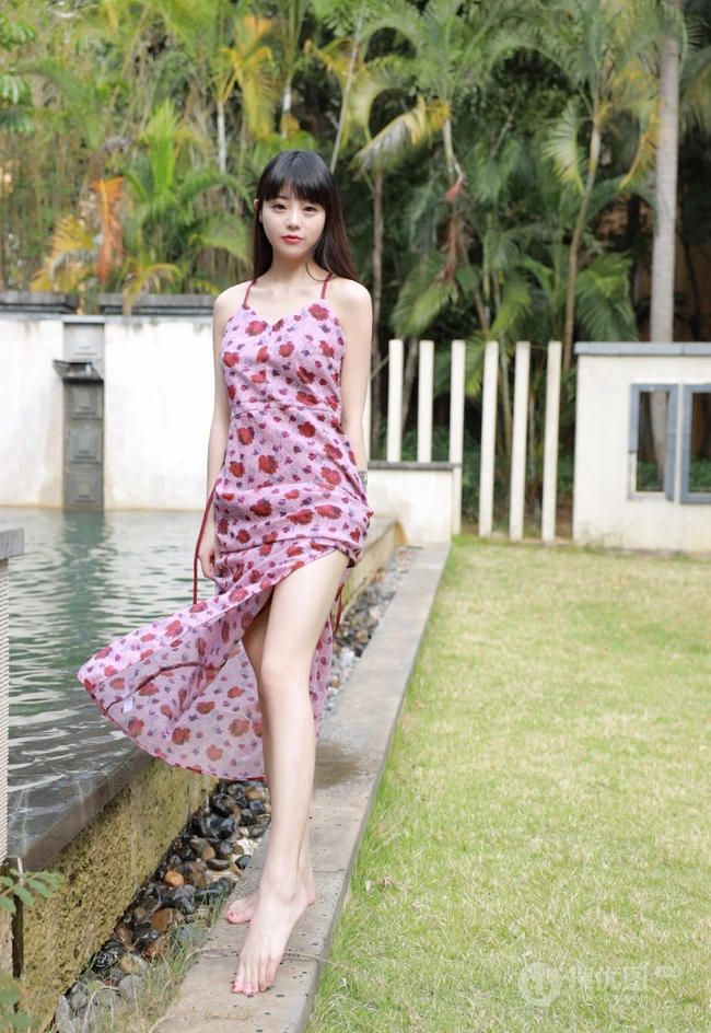 童颜女生大长腿浅粉白皙小姐姐小碎裙泳池边撩裙角吸睛高清图片