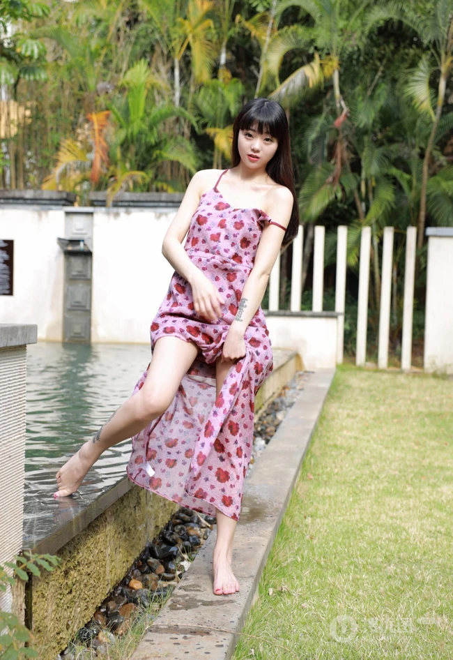 童颜女生大长腿浅粉白皙小姐姐小碎裙泳池边撩裙角吸睛高清图片