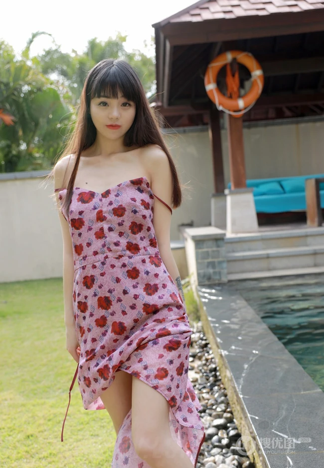 童颜女生大长腿浅粉白皙小姐姐小碎裙泳池边撩裙角吸睛高清图片