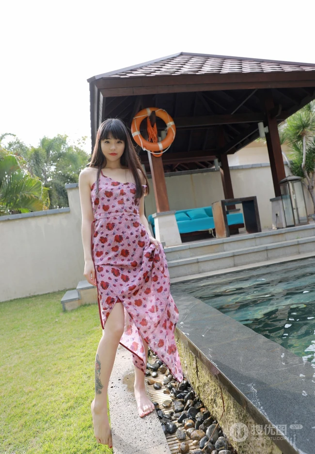 童颜女生大长腿浅粉白皙小姐姐小碎裙泳池边撩裙角吸睛高清图片