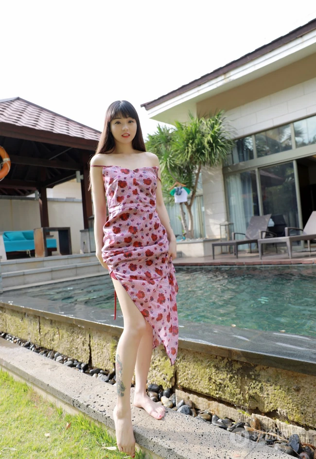 童颜女生大长腿浅粉白皙小姐姐小碎裙泳池边撩裙角吸睛高清图片