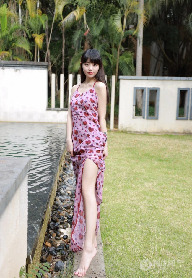 童颜女生大长腿浅粉白皙小姐姐小碎裙泳池边撩裙角吸睛高清图片