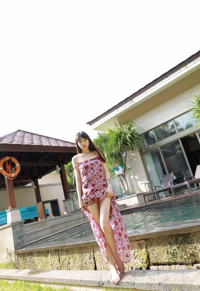 童颜女生大长腿浅粉白皙小姐姐小碎裙泳池边撩裙角吸睛高清图片